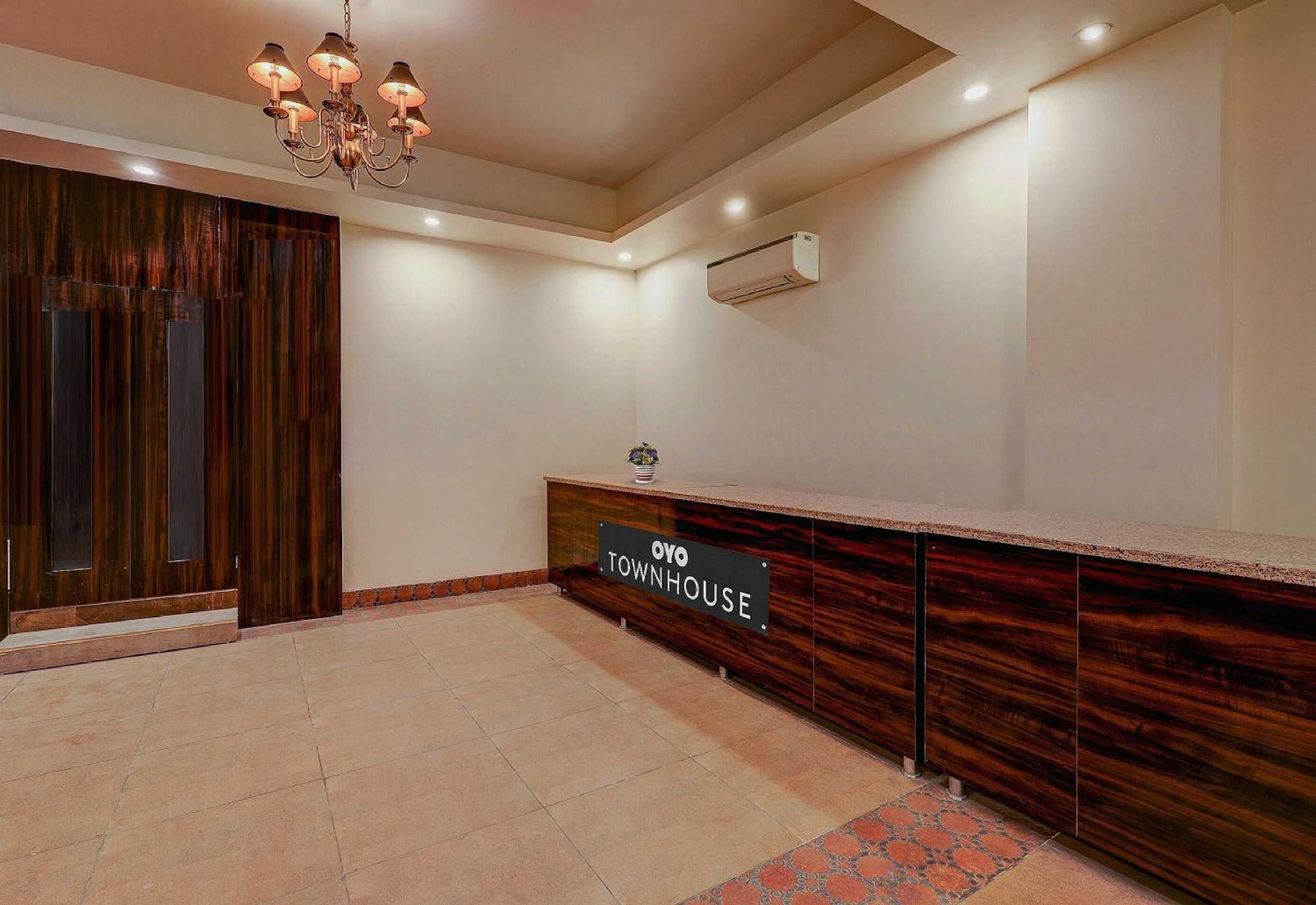 Townhouse Golden King Hotel New Delhi Exterior photo